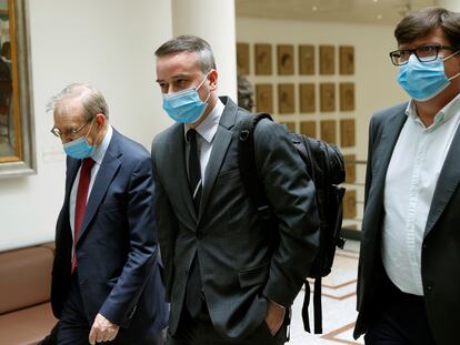 El director del Gabinete del Presidente del Gobierno, Iván Redondo, en el centro, a su llegada al Senado.