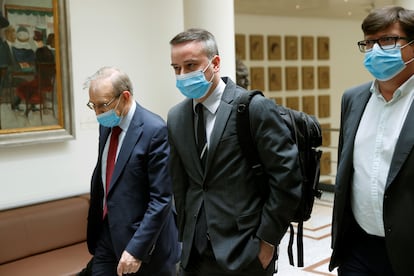 El director del Gabinete del Presidente del Gobierno, Iván Redondo, en el centro, a su llegada al Senado.