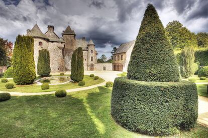 A unos dos kilómetros hacia el norte de Orcival, diminuta población francesa, se puede visitar el elegante recinto de Chatêau de Cordès, obra de Le Nôtre, el paisajista que creó los jardines de Versalles.