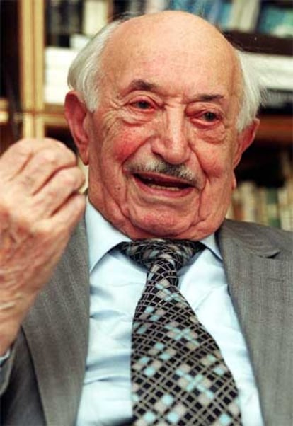 Simon Wiesenthal, en su casa en Viena en una foto de archivo tomada en mayo de 1999.