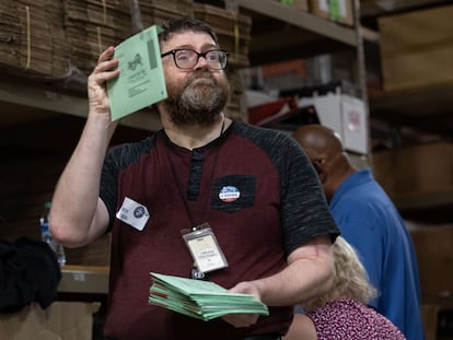 Trabajadores electorales acomodan envoltorios de papeletas en Phoenix, Arizona, el 8 de noviembre 2022.