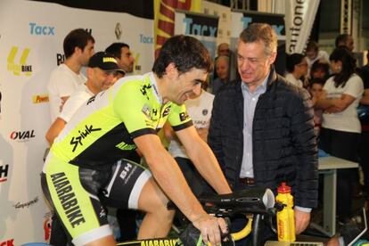 Iñigo Urkullu conversa con Julián Sanz en los momentos de conseguir el récord.