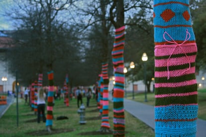Knittaplease define el Urban Knitting como “un cruzce entre el 'hazlo tú mismo', el diseño textil y el street art”. Sus montajes trascienden el ámbito de la calle y muchos se han hecho con la colaboración de museos y galerías de arte.