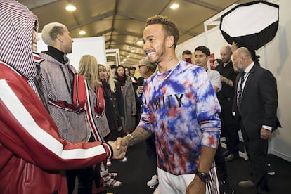 Lewis Hamilton saludó a todos los modelos después del ‘show’. Desde hace varias temporadas, la marca junta el desfile masculino y femenino. No solo eso: todo lo que se ve sobre la pasarela se puede comprar al instante.