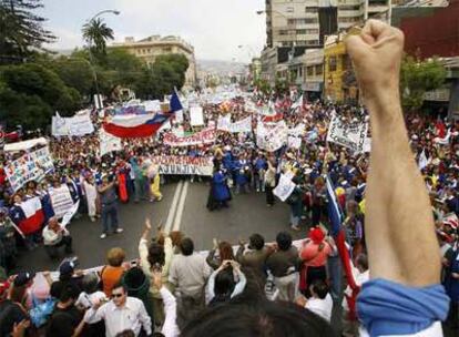 Trabajadores chilenos, durante la protesta de ayer en Valparaíso.