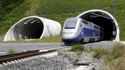 Tren de la operadora francesa SNCF en el túnel del Pertús.