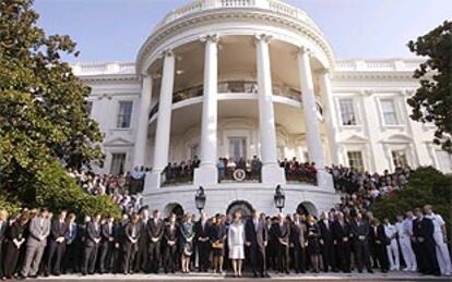El presidente George W. Bush, de la mano de su esposa, rinde honores en la Casa Blanca a las víctimas del 11-S. PLANO GENERAL - ESCENA