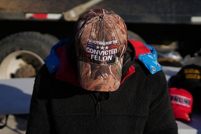 Un simpatizante de Donald Trump espera el inicio de su investidura presidencial usando una gorra con la leyenda "Delincuente convicto", este 20 de enero en Washington, D.C. 