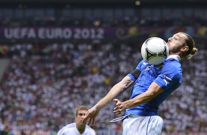 Federico Balzaretti controla un balón con el pecho.