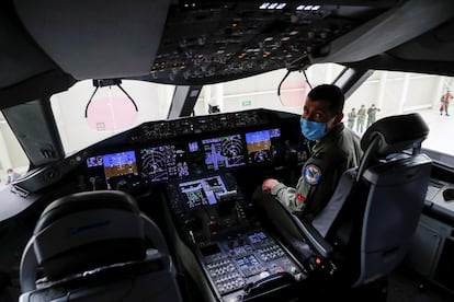 Durante el mandato de Peña Nieto, la aeronave realizó 214 operaciones y acumuló 600.000 kilómetros de vuelo. Su último viaje fue a la Cumbre del G20 en Buenos Aires, del 30 de noviembre al 1 de diciembre de 2018. En la imagen, la cavina del avión presidencial. 
