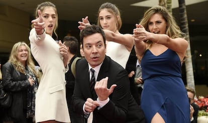 Jimmy Fallon posa junto com as Miss Golden Globes 2017, as irm&atilde;s Sistine, Scarlet e Sophia Stallone.