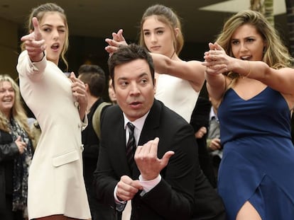 Jimmy Fallon posa junto com as Miss Golden Globes 2017, as irm&atilde;s Sistine, Scarlet e Sophia Stallone.