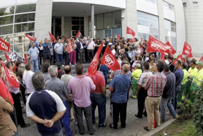 La concentración de ayer contra los recortes de empleo en el Ayuntamiento de Parla reunió a un centenar de personas.