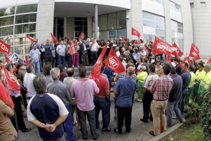 La concentración de ayer contra los recortes de empleo en el Ayuntamiento de Parla reunió a un centenar de personas.