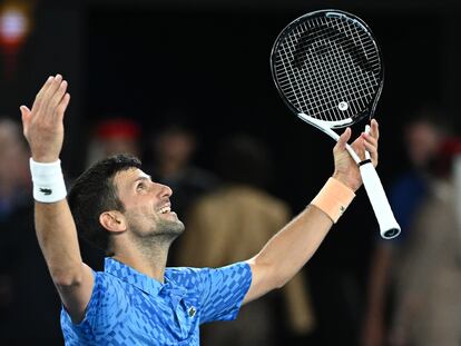 Novak Djokovic celebra la victoria en la final del Open de Australia ante Stefanos Tsitsipas, este domingo.