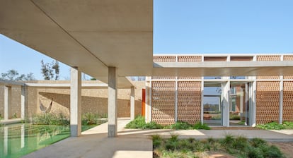 La pérgola se asemeja a la que el arquitecto Bernard Rudofsky diseñó para su casa en Frigiliana.
