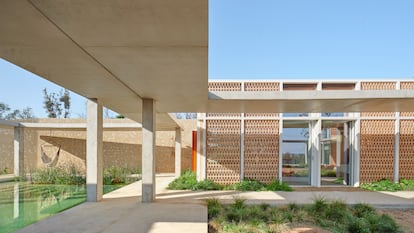 La pérgola se asemeja a la que el arquitecto Bernard Rudofsky diseñó para su casa en Frigiliana.