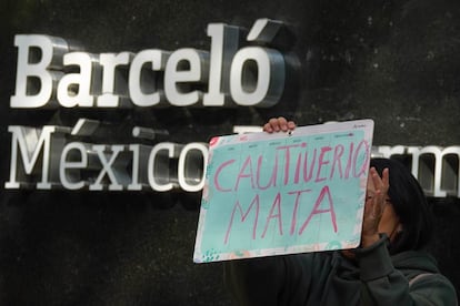 Una activista en una protesta contra el maltrato animal frente al Hotel Barceló Reforma, el pasado 22 de febrero.