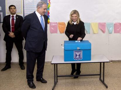 Netanyahu observa la seva dona mentre vota.