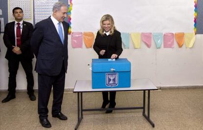 Netanyahu observa la seva dona mentre vota.