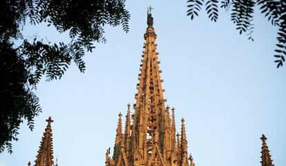La enorme escultura de Santa Elena que corona el cimborrio de la catedral.