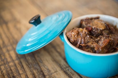 Guiso en la mini-cocotte que le gustaba a la fotógrafa. / AINHOA GOMÀ