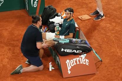 Musetti recibe asistencia médica durante la semifinal.