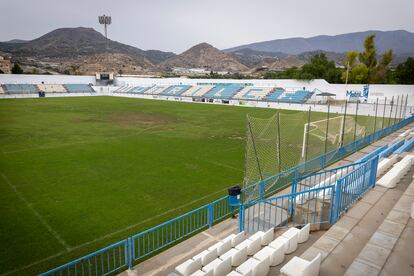 Vista del Estadio municipal de Motril vacío, este sábado. 
