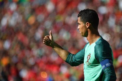 Cristiano Ronaldo da el visto bueno durante el partido de fútbol de la Eurocopa entre Hungría y Portugal en el estadio Parc Olympiquede de Lyon.