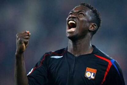 Diarra celebra un gol con el Lyon en un partido de Liga de Campeones del pasado año.