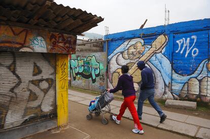 una pareja llevando a un bebé en Santiago de Chile. Subsidio Familiar Automático