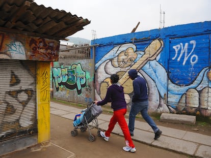 una pareja llevando a un bebé en Santiago de Chile. Subsidio Familiar Automático