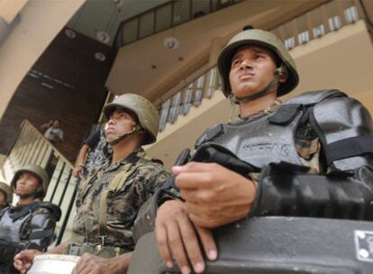 Soldados hondureños custodian ayer la sede del Congreso Nacional en Tegucigalpa.