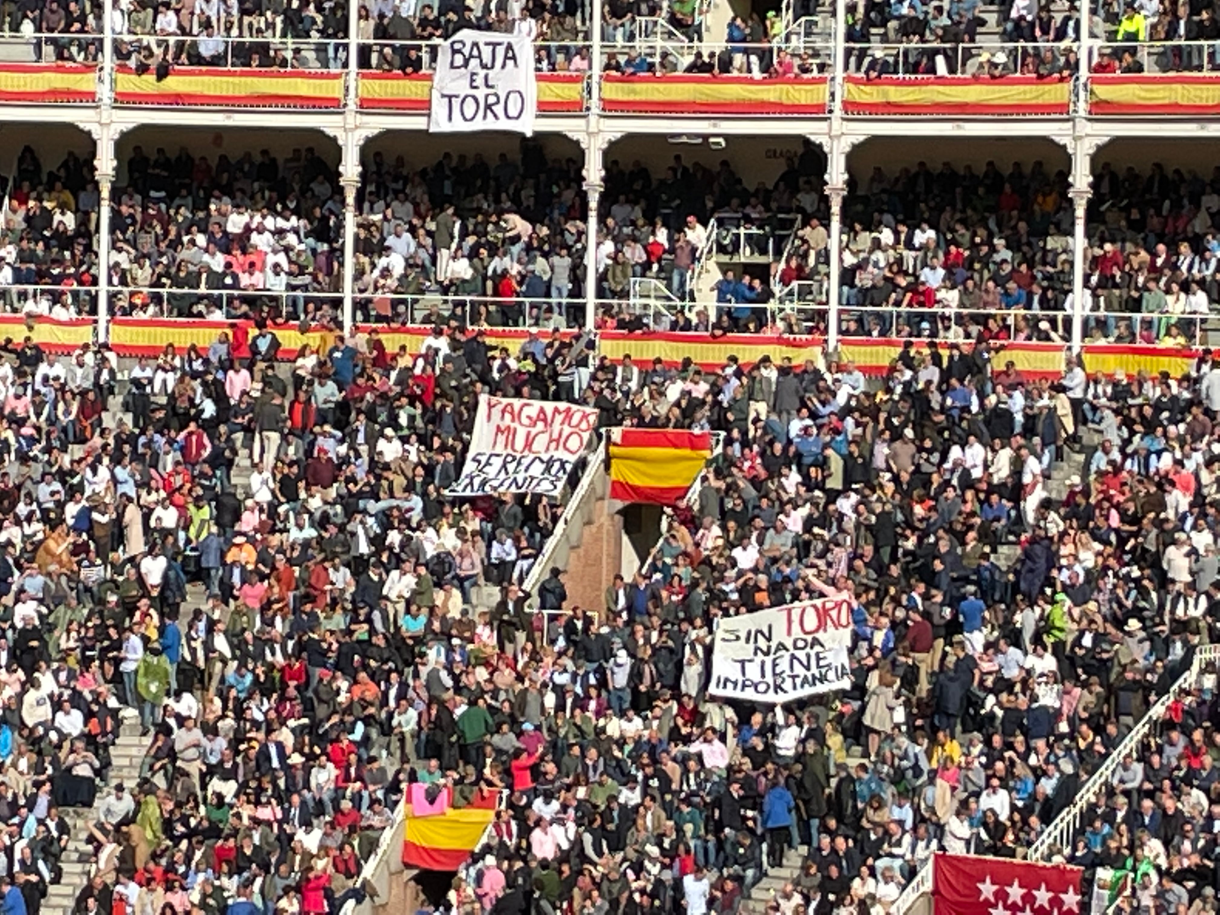 Pancartas reivindicativas en los tendidos de la plaza de Las Ventas.