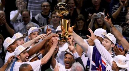 Los Spurs, con Parker en el centro, alzan el trofeo de la NBA.