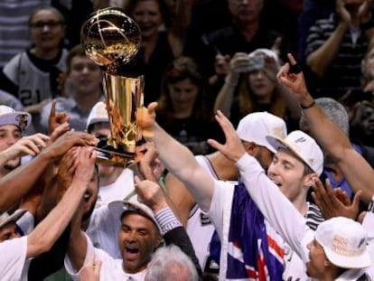 Los Spurs, con Parker en el centro, alzan el trofeo de la NBA.