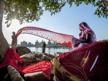 Mujeres vestidas como princesas tienden saris en los bancales del río Betwa, afluente del Ganges (India).