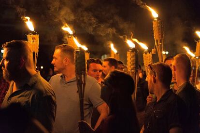 Grupos neo nazistas, 'alt-right' e supremacistas brancos participam na noite de sexta-feira (11) de manifestação em Charlottesville, Virgínia.