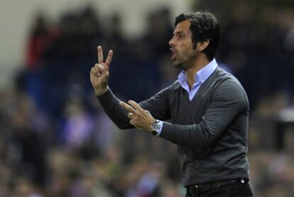 Quique dando instrucciones durante el partido.