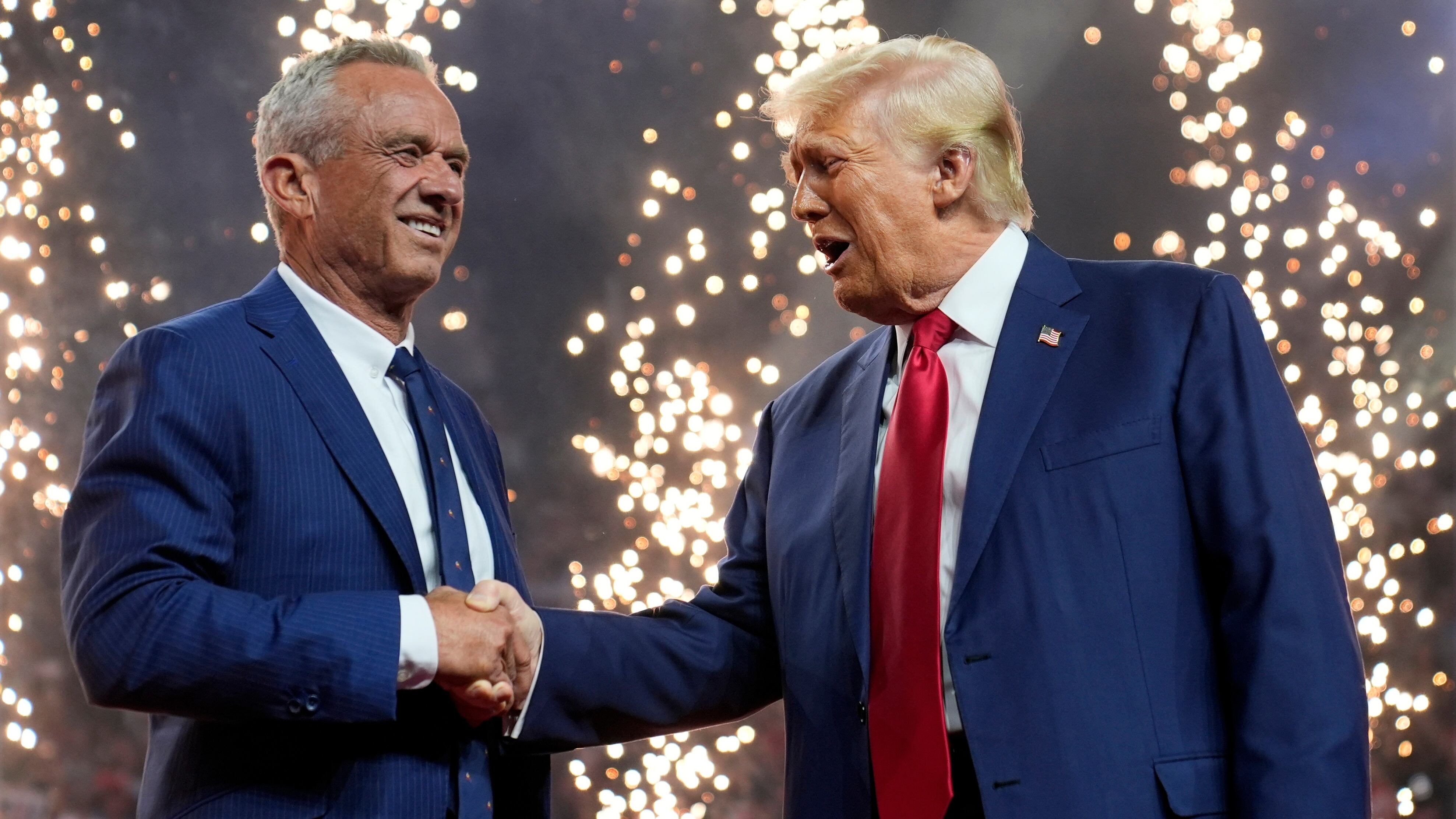 El presidente electo Donald Trump junto a Robert F. Kennedy Jr..