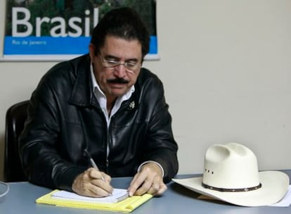 Manuel Zelaya, presidente hondureño destituído, durante una reunión con sus representantes en las negociaciones con el mandatario <i>de facto</i> Roberto Micheletti.