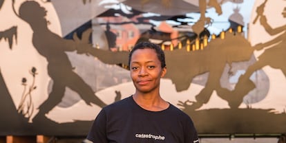 Kara Walker, en 2018 con su obra 'Katastwóf Karavan'.