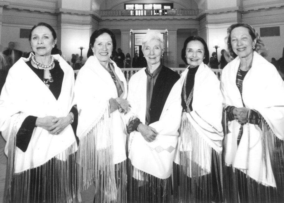 Las Cinco lunas se llamó a este grupo de primeras bailarinas estadounidenses de origen indio, retratadas aquí en el Capitolio de Oklahoma. De izquierda a derecha: Maria Tallchief, Marjorie Tallchief, Rosella Hightower, Moscelyne Larkin e Ivonne Chouteau.