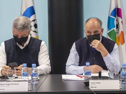 Miguel Ángel Gil, CEO del Atlético; Javier Tebas, presidente de LaLiga; y Javier Fernández, presidente del Sporting de Gijón, este viernes en la asamblea de la patronal.
