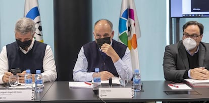 Miguel Ángel Gil, CEO del Atlético; Javier Tebas, presidente de LaLiga; y Javier Fernández, presidente del Sporting de Gijón, este viernes en la asamblea de la patronal.