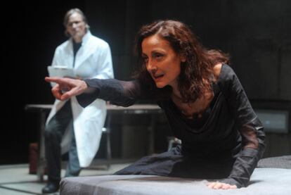 Carme Elias, en una escena de <i>Purgatorio.</i> Detrás, Viggo Mortensen.