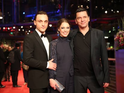 Los actores Franz Rogowski y Paula Beer, y el director Christian Petzold, en el estreno de gala de 'Transit'.