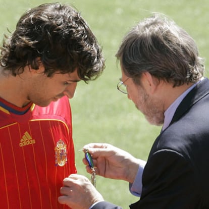 Jaime Lissavetzky entrega al capitán Raúl la Medalla de Oro al Real Orden del Mérito Deportivo