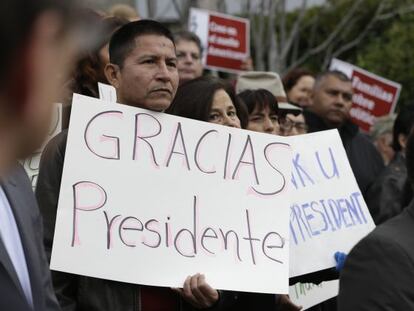 Manifestes celebram medidas anunciadas por Obama, em Sacramento.