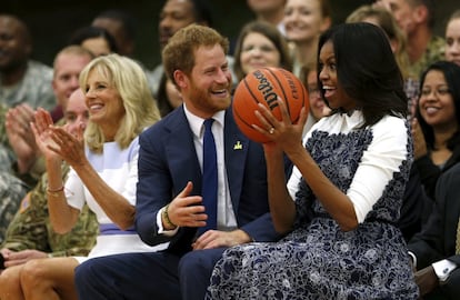 Enrique de Inglaterra junto a la primera dama, Michelle Obama, durante un partido de baloncesto en Virginia (Estados Unidos), el 28 de octubre de 2015.